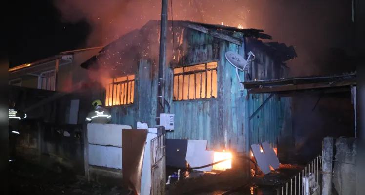 Casa é destruída por incêndio e bombeiro sofre lesão durante trabalho para apagar o fogo, em Ponta Grossa |