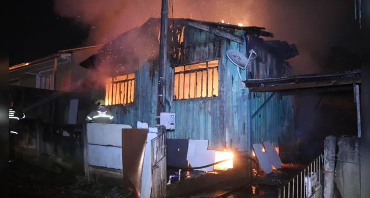 Casa é destruída por incêndio e bombeiro sofre lesão durante trabalho para apagar o fogo, em Ponta Grossa |