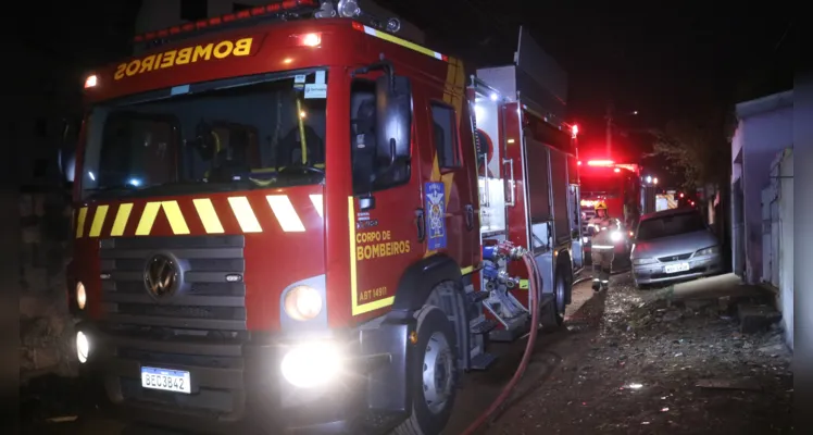 Casa é destruída por incêndio e bombeiro sofre lesão durante trabalho para apagar o fogo, em Ponta Grossa |