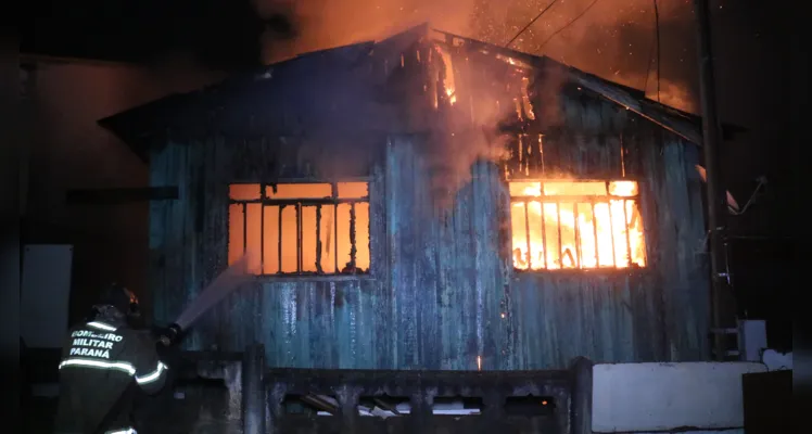 Casa é destruída por incêndio e bombeiro sofre lesão durante trabalho para apagar o fogo, em Ponta Grossa |