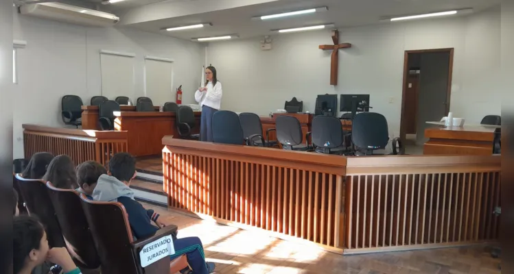 Veja como foram os registros em sala de aula e nas repartições públicas.