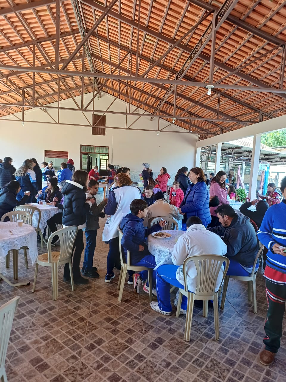 Confira os registros da visita dos educandos na associação do município.