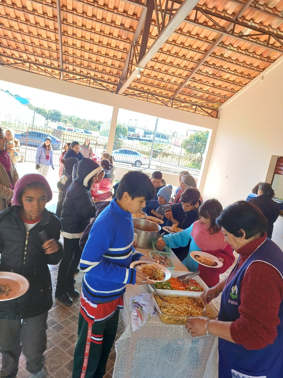 Confira os registros da visita dos educandos na associação do município.