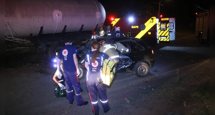 Homem, de 34 anos, sofre trauma cranioencefálico em colisão entre carro e carroceria de caminhão, na noite de sábado (7), em Ponta Grossa |