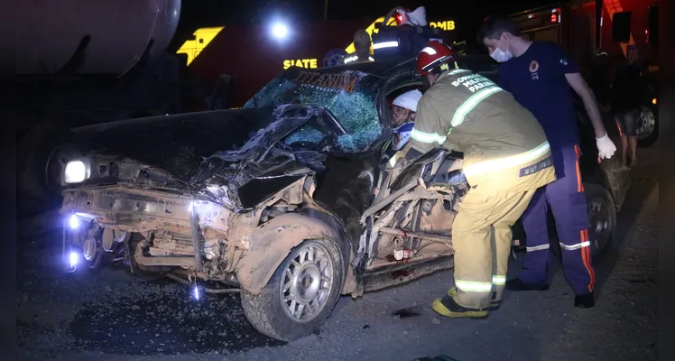 Homem, de 34 anos, sofre trauma cranioencefálico em colisão entre carro e carroceria de caminhão, na noite de sábado (7), em Ponta Grossa |