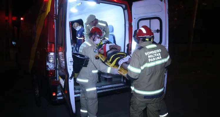 Homem, de 34 anos, sofre trauma cranioencefálico em colisão entre carro e carroceria de caminhão, na noite de sábado (7), em Ponta Grossa |