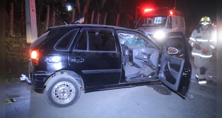 Homem, de 34 anos, sofre trauma cranioencefálico em colisão entre carro e carroceria de caminhão, na noite de sábado (7), em Ponta Grossa |