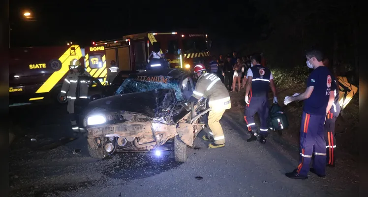 Homem, de 34 anos, sofre trauma cranioencefálico em colisão entre carro e carroceria de caminhão, na noite de sábado (7), em Ponta Grossa |