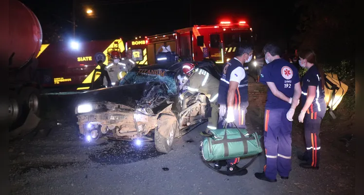 Homem, de 34 anos, sofre trauma cranioencefálico em colisão entre carro e carroceria de caminhão, na noite de sábado (7), em Ponta Grossa |