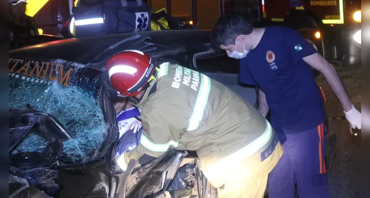 Homem, de 34 anos, sofre trauma cranioencefálico em colisão entre carro e carroceria de caminhão, na noite de sábado (7), em Ponta Grossa |