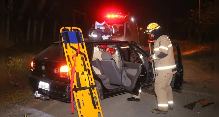 Homem, de 34 anos, sofre trauma cranioencefálico em colisão entre carro e carroceria de caminhão, na noite de sábado (7), em Ponta Grossa |