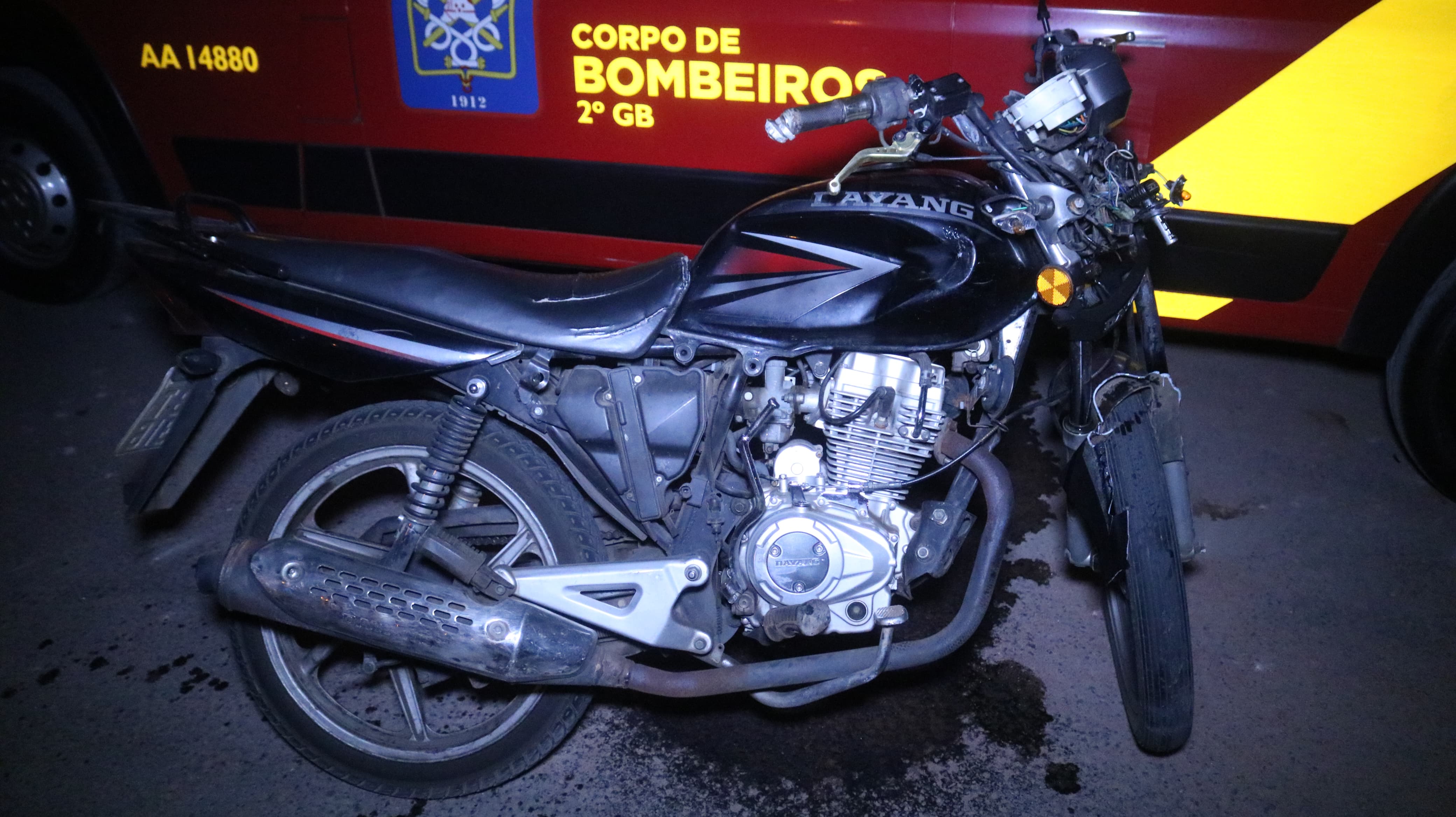 Carro colide contra motocicleta e um homem fica ferido, em Ponta Grossa |