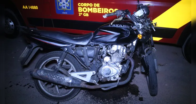 Carro colide contra motocicleta e um homem fica ferido, em Ponta Grossa |