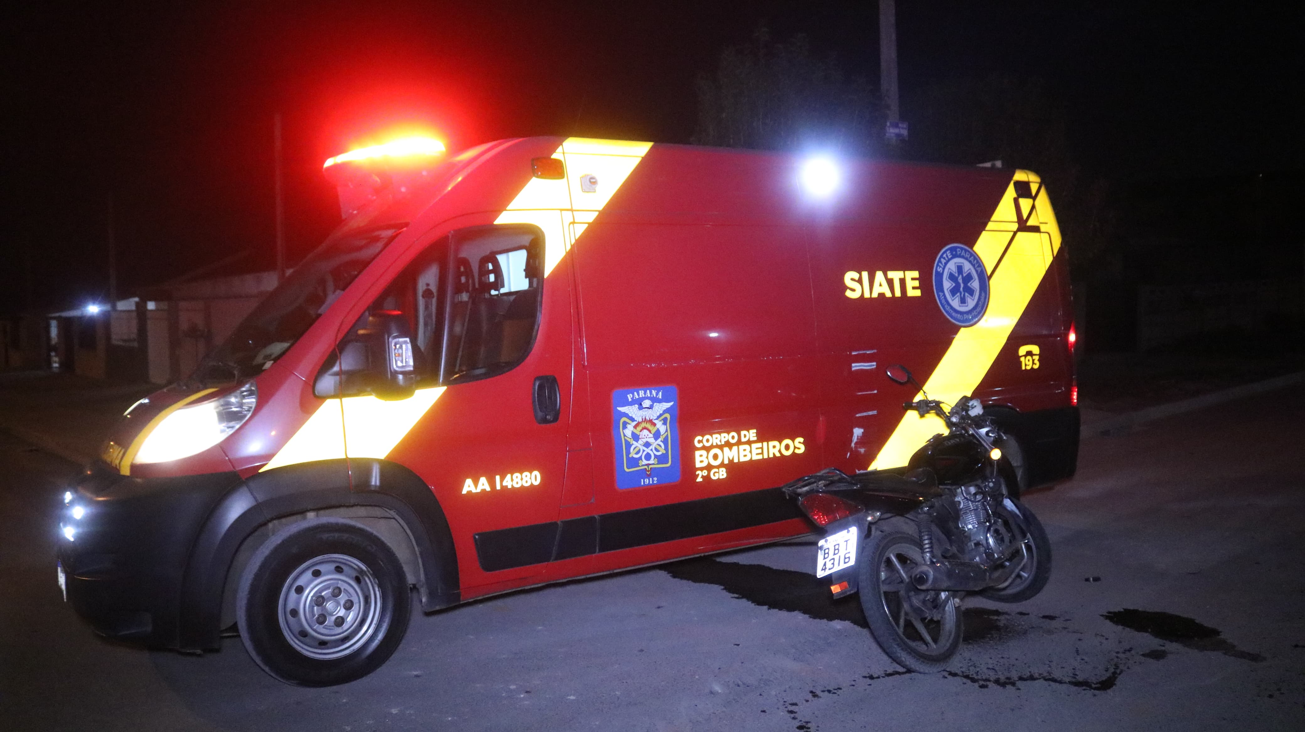 Carro colide contra motocicleta e um homem fica ferido, em Ponta Grossa |