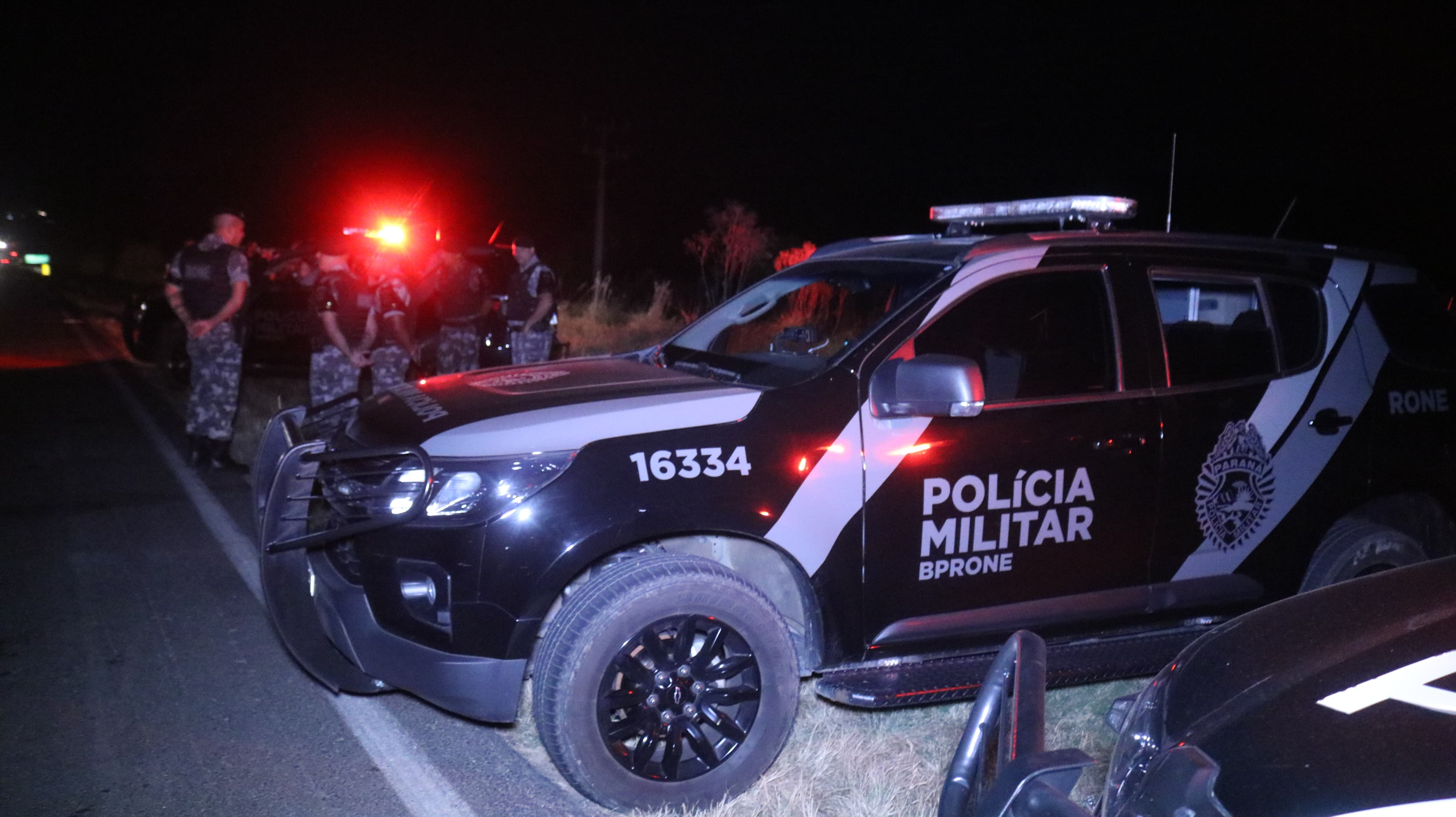 Homem que pilotava moto roubada e portava drogas morre após confronto contra o batalhão de Rone da Polícia Militar, em Ponta Grossa |