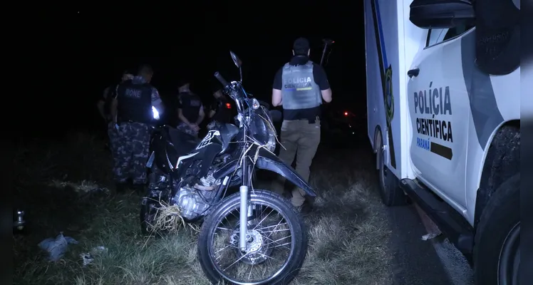 Homem que pilotava moto roubada e portava drogas morre após confronto contra o batalhão de Rone da Polícia Militar, em Ponta Grossa |