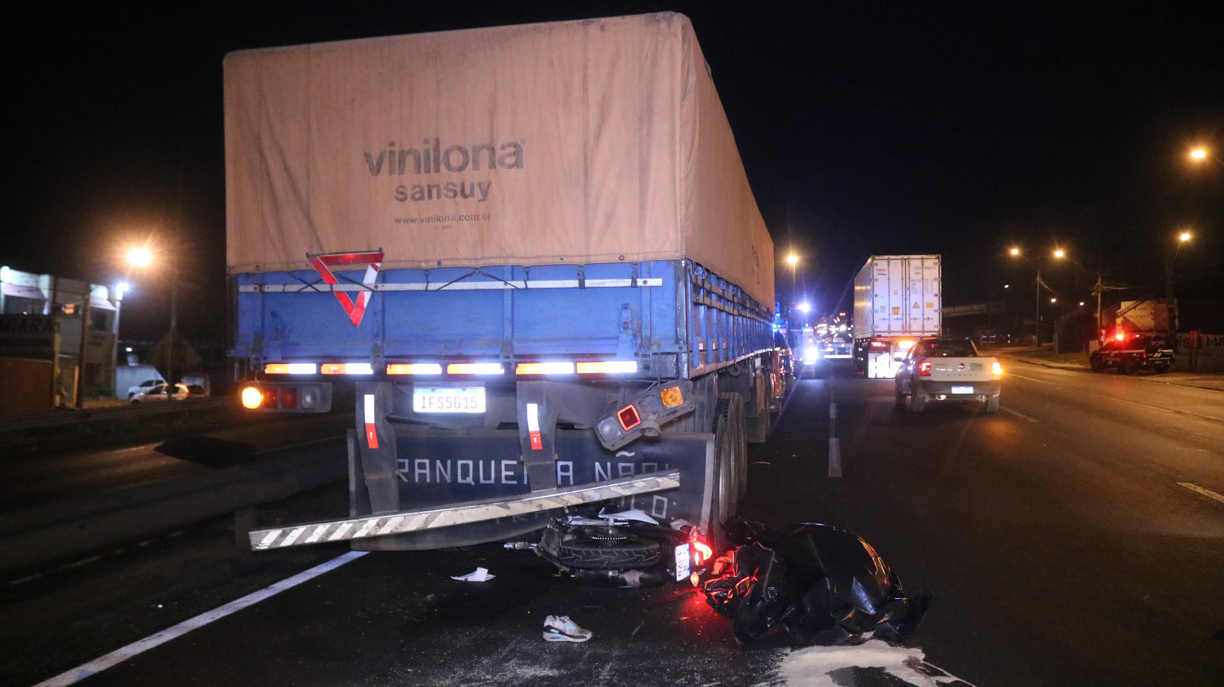 Caminhão estaria quebrado na via, quando houve a colisão