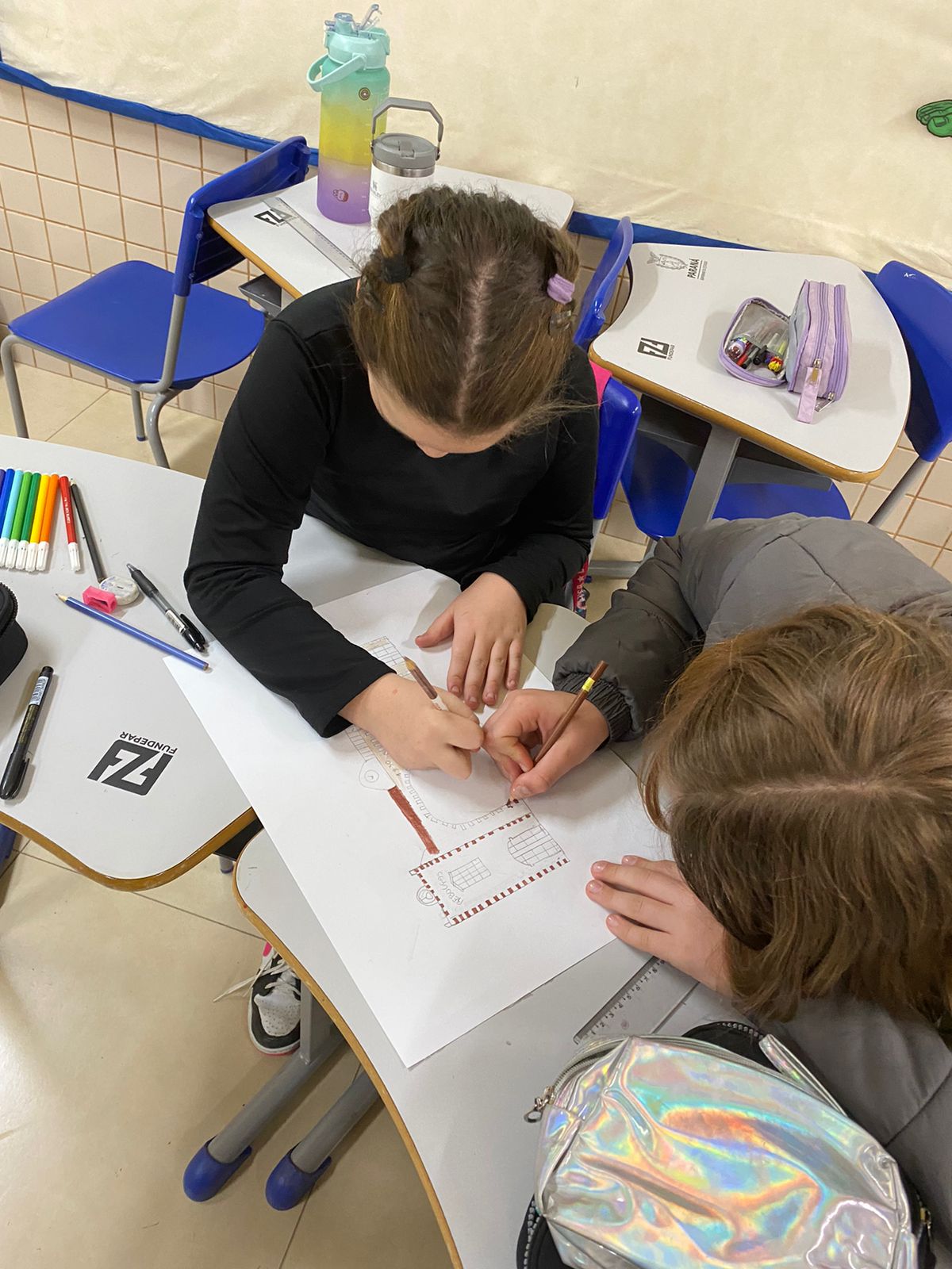 Estudantes puderam entender mais sobre processo jornalístico e realizar desenhos em sala de aula.