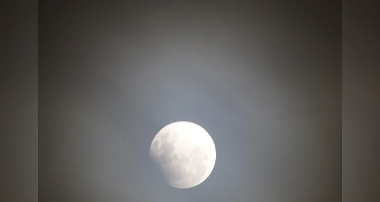 Ponta-grossenses registram imagens de eclipse lunar; veja vídeo