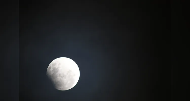 Ponta-grossenses registram imagens de eclipse lunar; veja vídeo