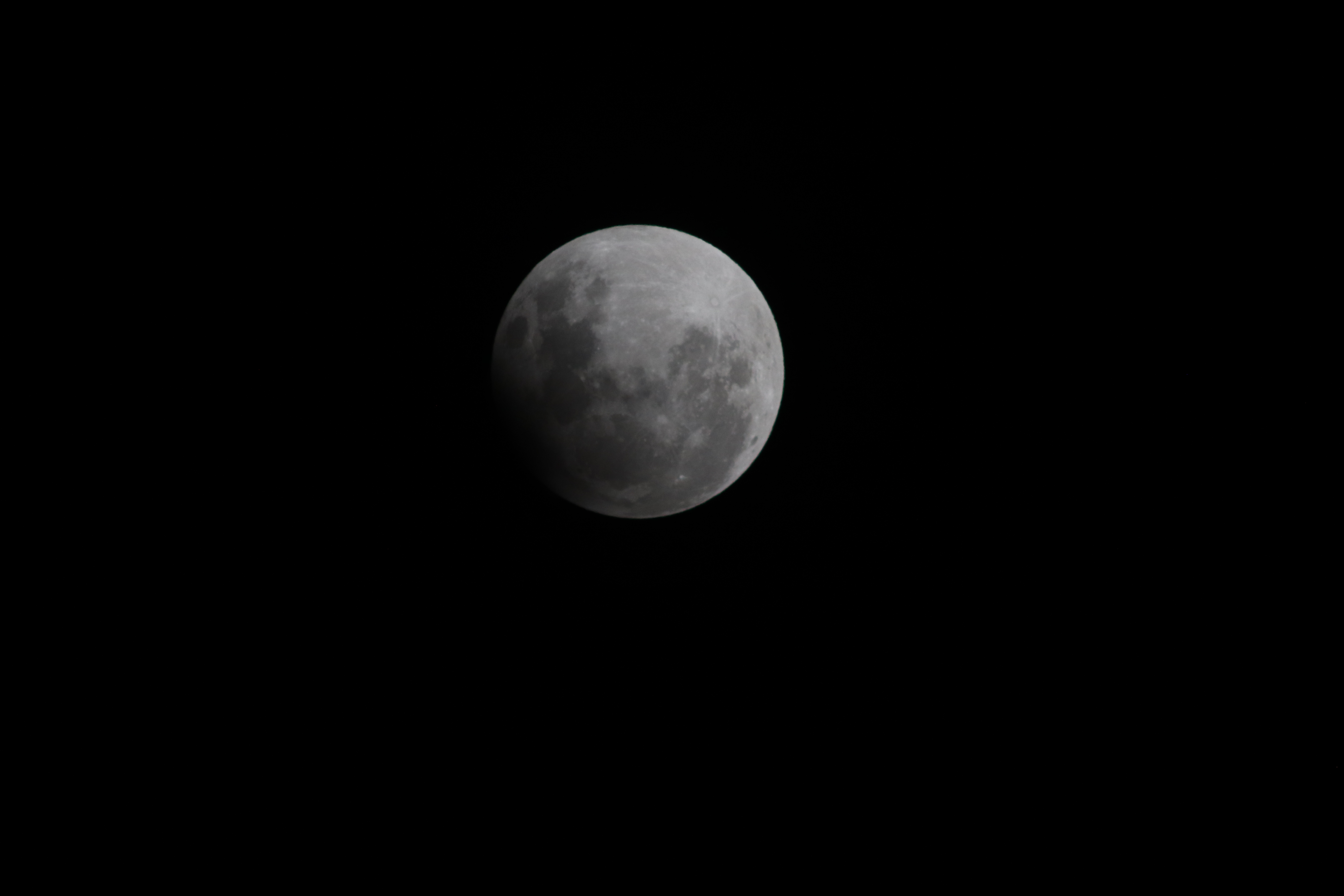 Ponta-grossenses registram imagens de eclipse lunar; veja vídeo