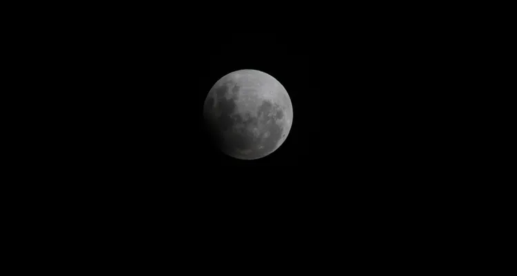 Ponta-grossenses registram imagens de eclipse lunar; veja vídeo