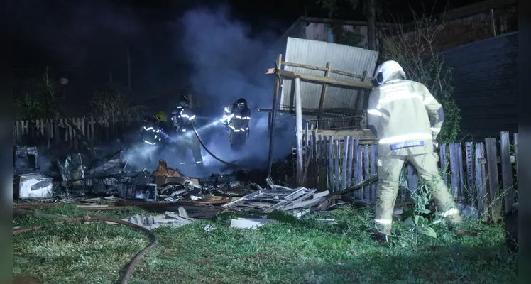 Fogo destruiu completamente a residência.