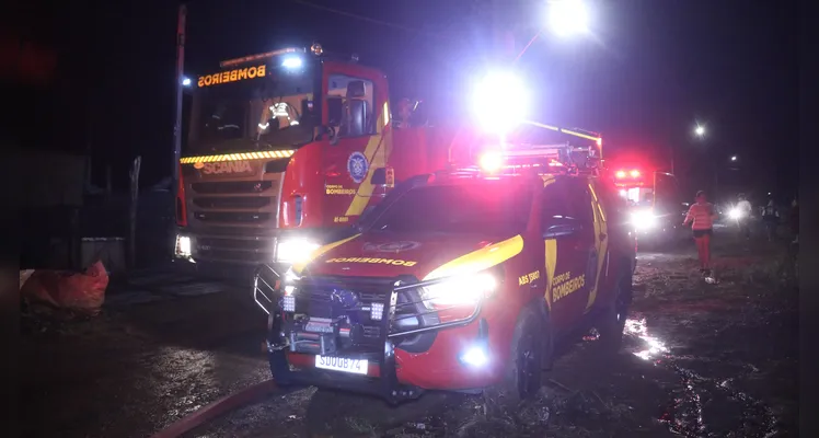 Corpo de Bombeiros foi mobilizado para combater o incêndio.