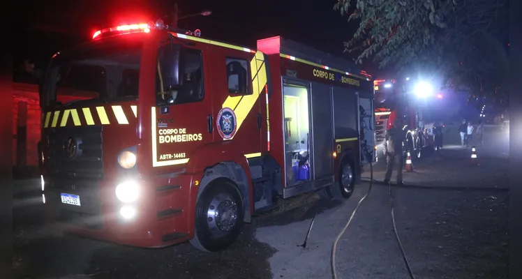 Corpo de Bombeiros (ABTR) combateu as chamas.