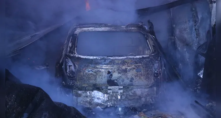 Carro que estava na garagem também foi destruído.