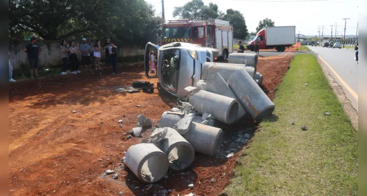 O condutor do veículo ficou enclausurado e precisou ser resgatado pelos Bombeiros