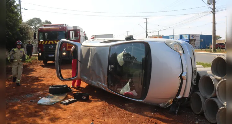 O condutor do veículo ficou enclausurado e precisou ser resgatado pelos Bombeiros