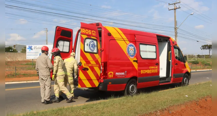 O condutor do veículo ficou enclausurado e precisou ser resgatado pelos Bombeiros