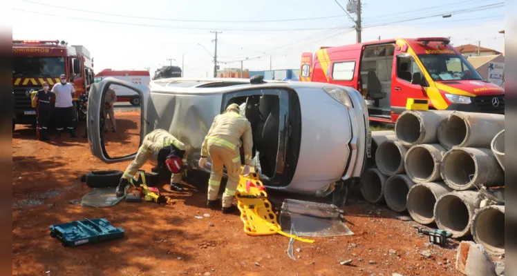 O condutor do veículo ficou enclausurado e precisou ser resgatado pelos Bombeiros