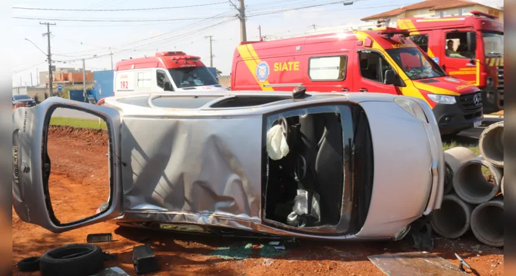 O condutor do veículo ficou enclausurado e precisou ser resgatado pelos Bombeiros