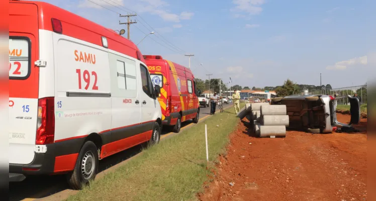 O condutor do veículo ficou enclausurado e precisou ser resgatado pelos Bombeiros