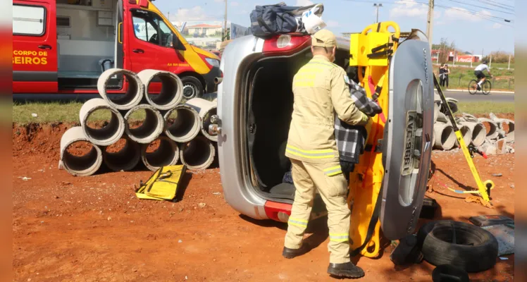 O condutor do veículo ficou enclausurado e precisou ser resgatado pelos Bombeiros