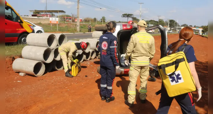 O condutor do veículo ficou enclausurado e precisou ser resgatado pelos Bombeiros