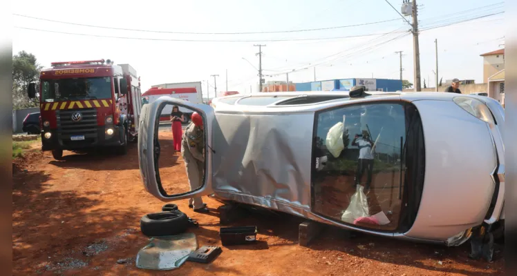 O condutor do veículo ficou enclausurado e precisou ser resgatado pelos Bombeiros