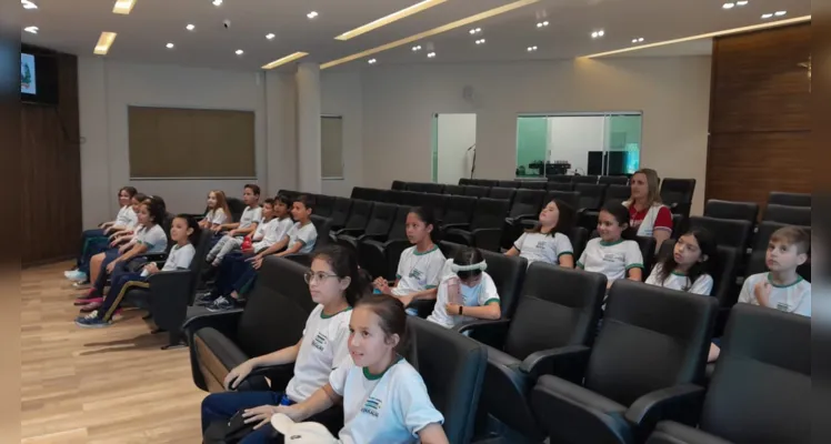 Veja como foram os registros em sala de aula e nas repartições públicas.