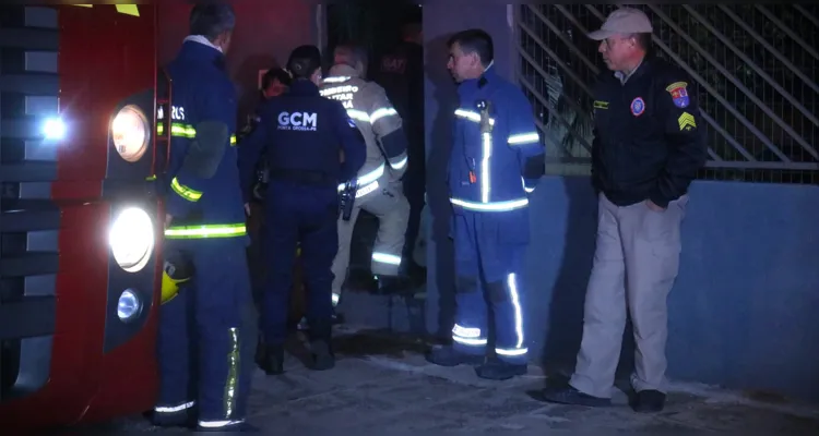 Agentes de segurança e de socorro durante a ocorrência.