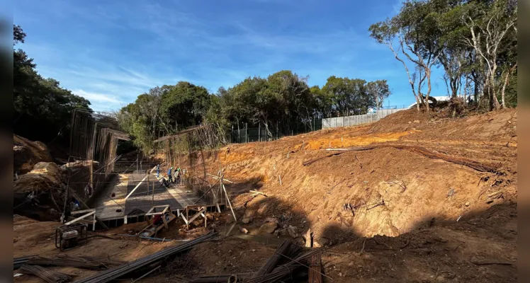 Obra que ligará Órfãs e Boa Vista está em fase de construção da base da estrutura |