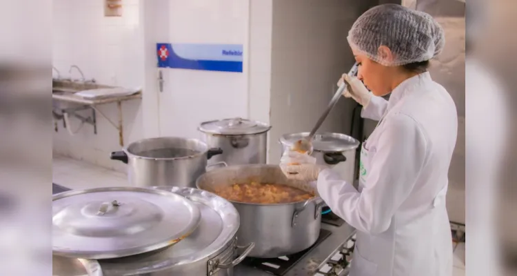 A Unidade de Alimentação e Nutrição é a responsável por esse trabalho fundamental na rotina dos hospitais.