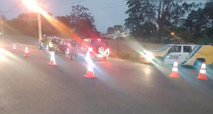 Operação aconteceu em três bairros de Ponta Grossa.