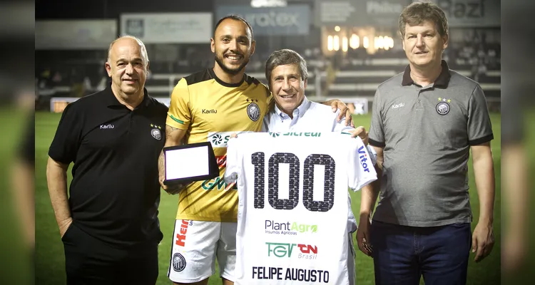 Felipe Augusto foi homenageado pelos 100 jogos.