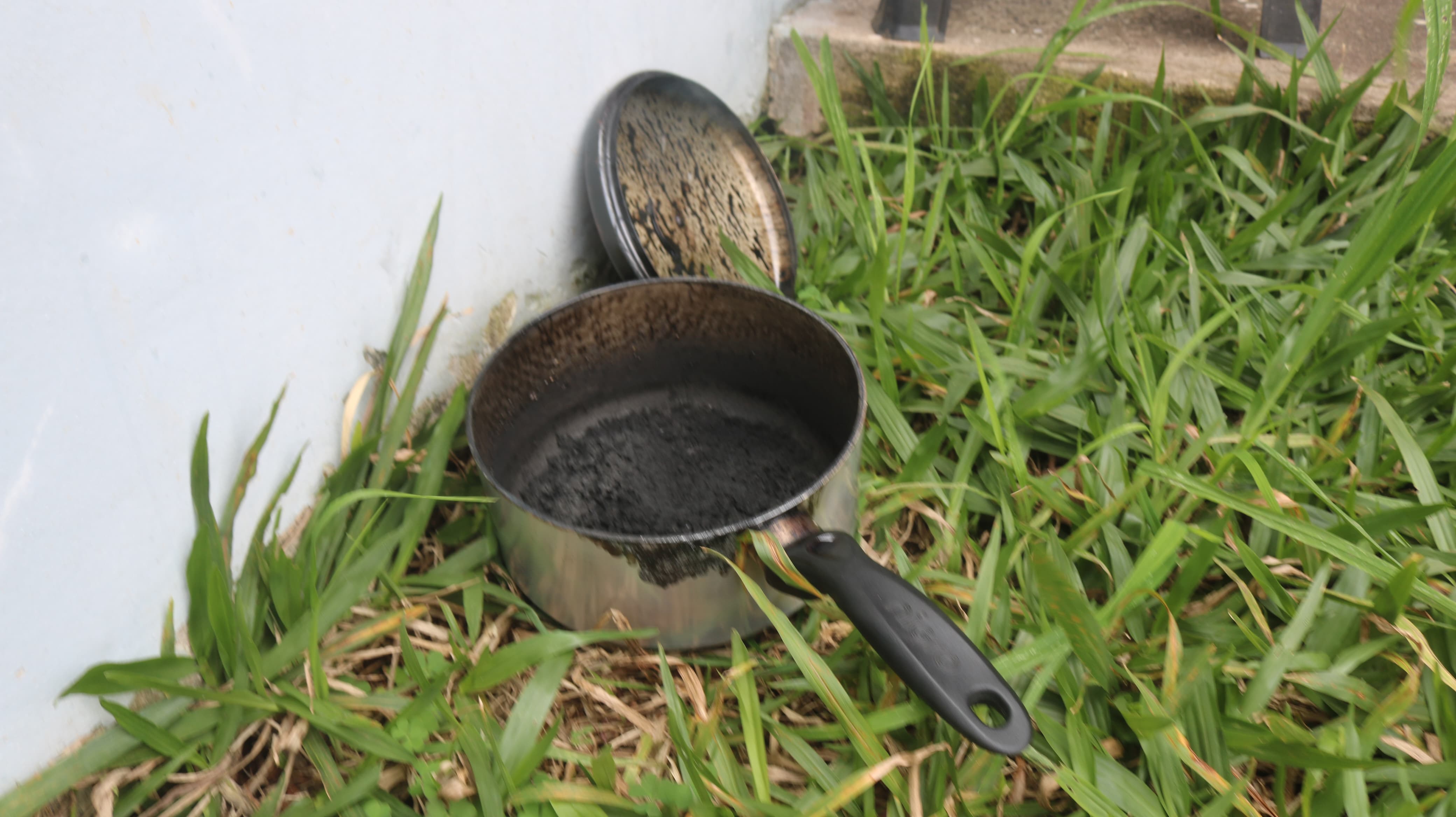 Panela foi retirada para fora da residência.