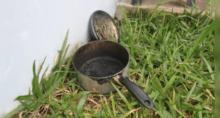 Panela foi retirada para fora da residência.