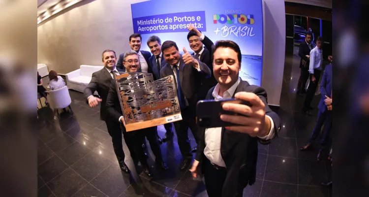 Governador do Paraná realizou uma selfie para registrar o momento.