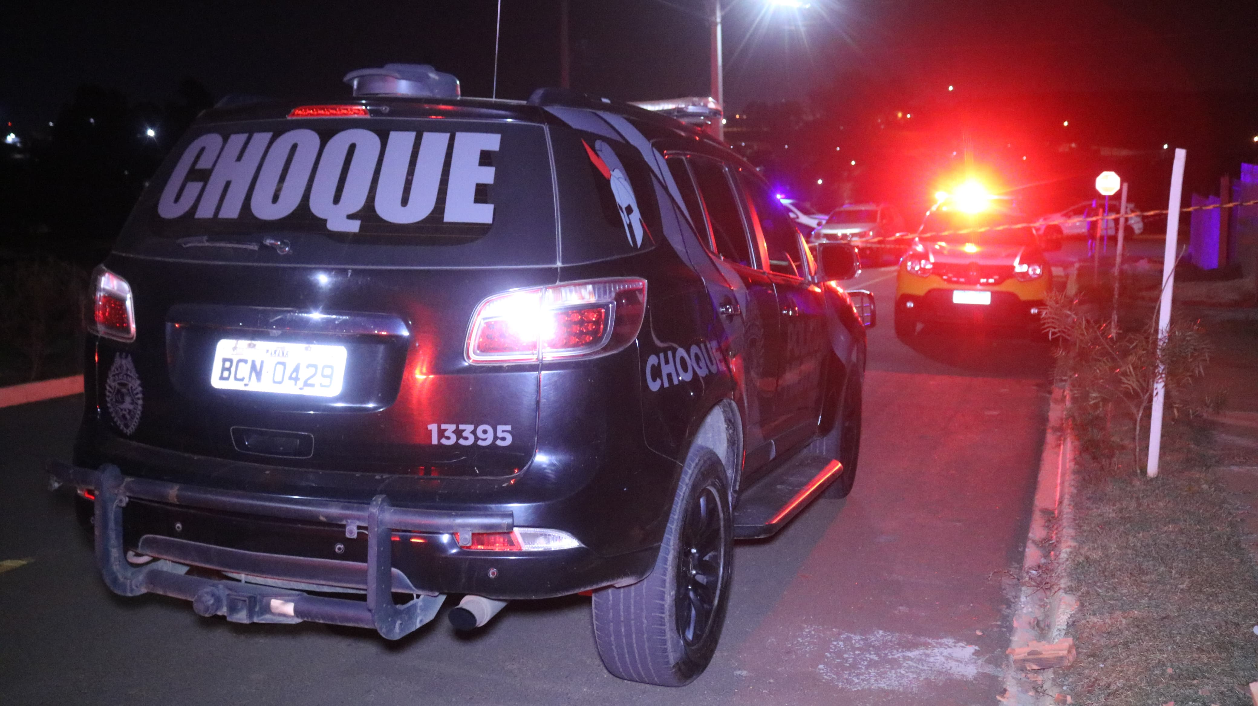 Pelotão de Choque da Polícia Militar também esteve no local do crime.