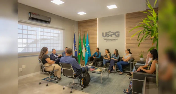 Os pesquisadores do Núcleo de Pesquisa Questão Ambiental, Gênero e Condição de Pobreza e convidados participantes da investigação reuniram-se com o reitor da UEPG.